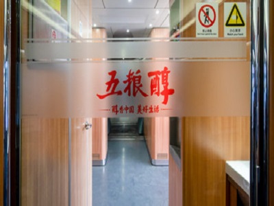 高鐵列車門貼廣告